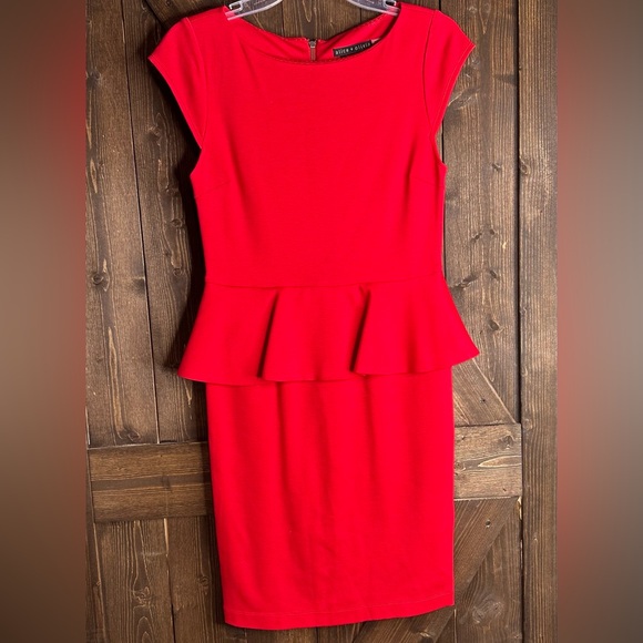 Alice + Olivia Dresses & Skirts - Alice + Olivia Red Peplum Dress - Size 8
EUC